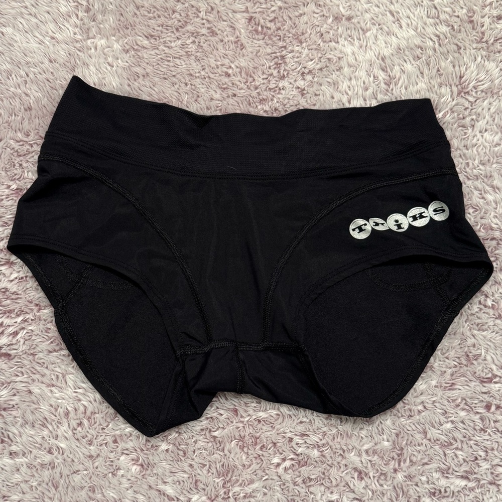 Skirt Sports - Women's Breathable Black Boy Shorts with Back Pockets